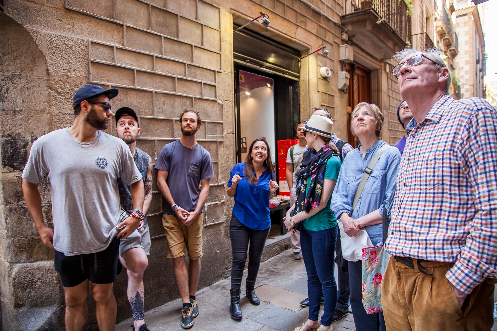 Juliana and travelers discovering details in Barcelona’s Gothic Quarter